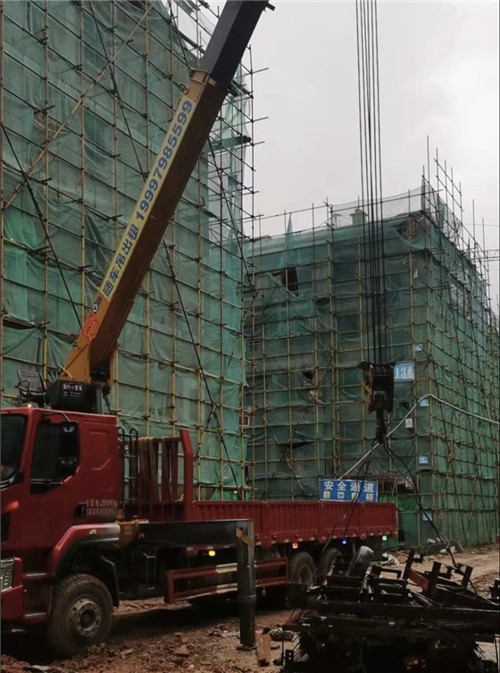 墨竹工卡县“慢工细活”—— 吊车的 “微动控制” 技术