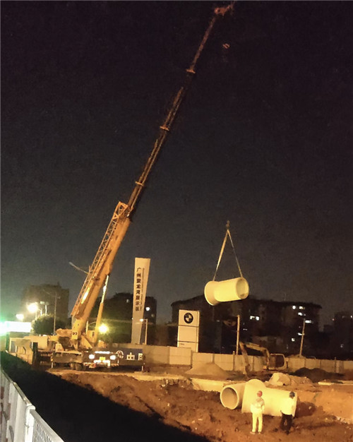 墨竹工卡县“弯臂矫正”—— 吊车的 “形变补偿” 技术